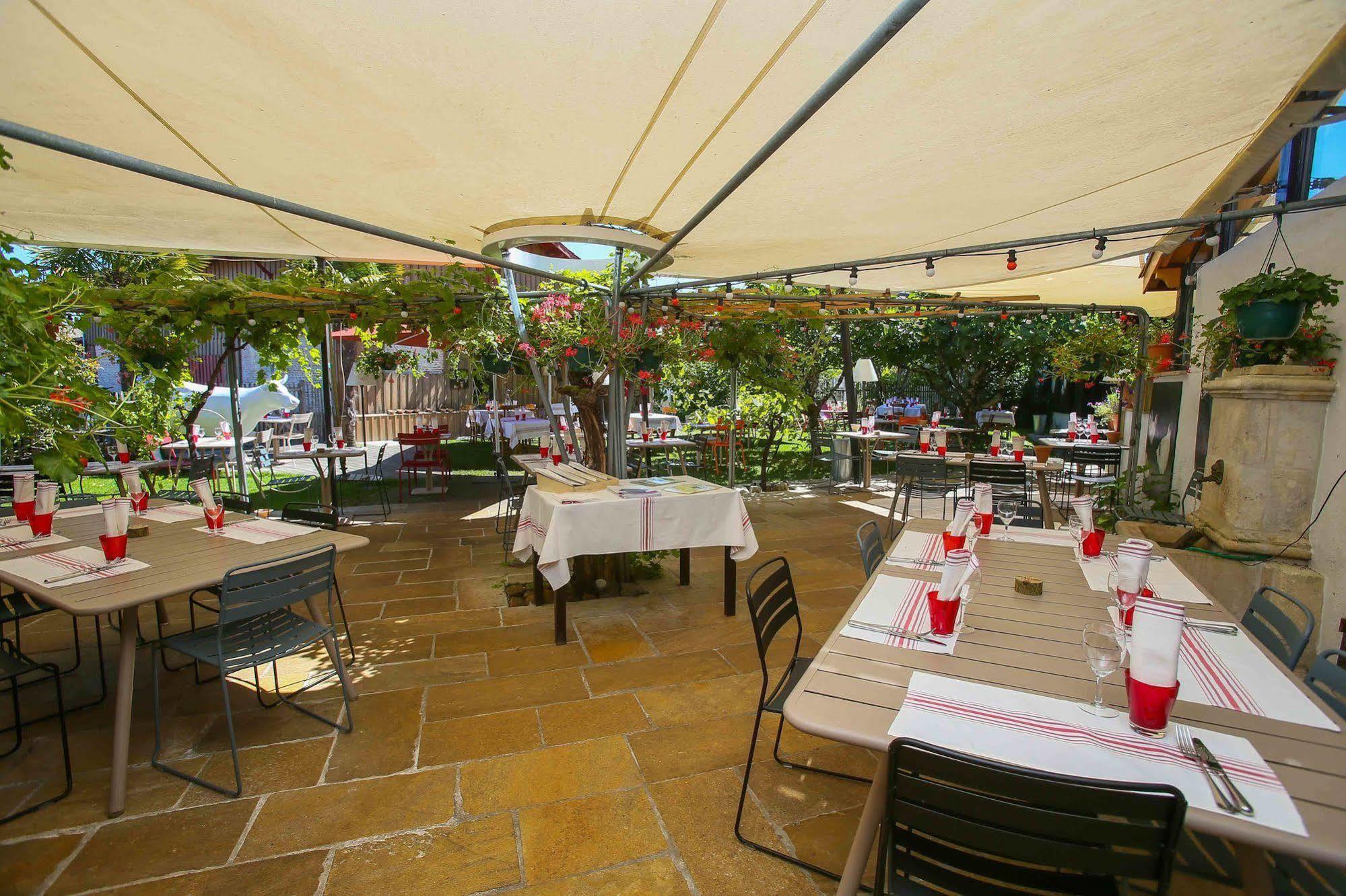 Hotel-Restaurant Le Resinier Le Barp Bagian luar foto