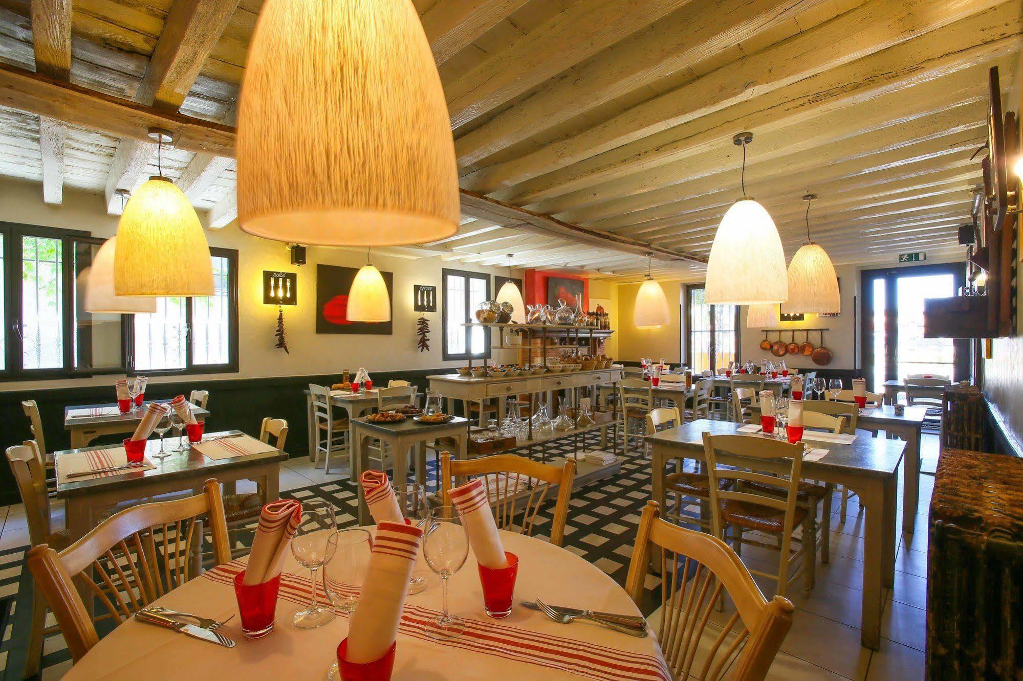 Hotel-Restaurant Le Resinier Le Barp Bagian luar foto
