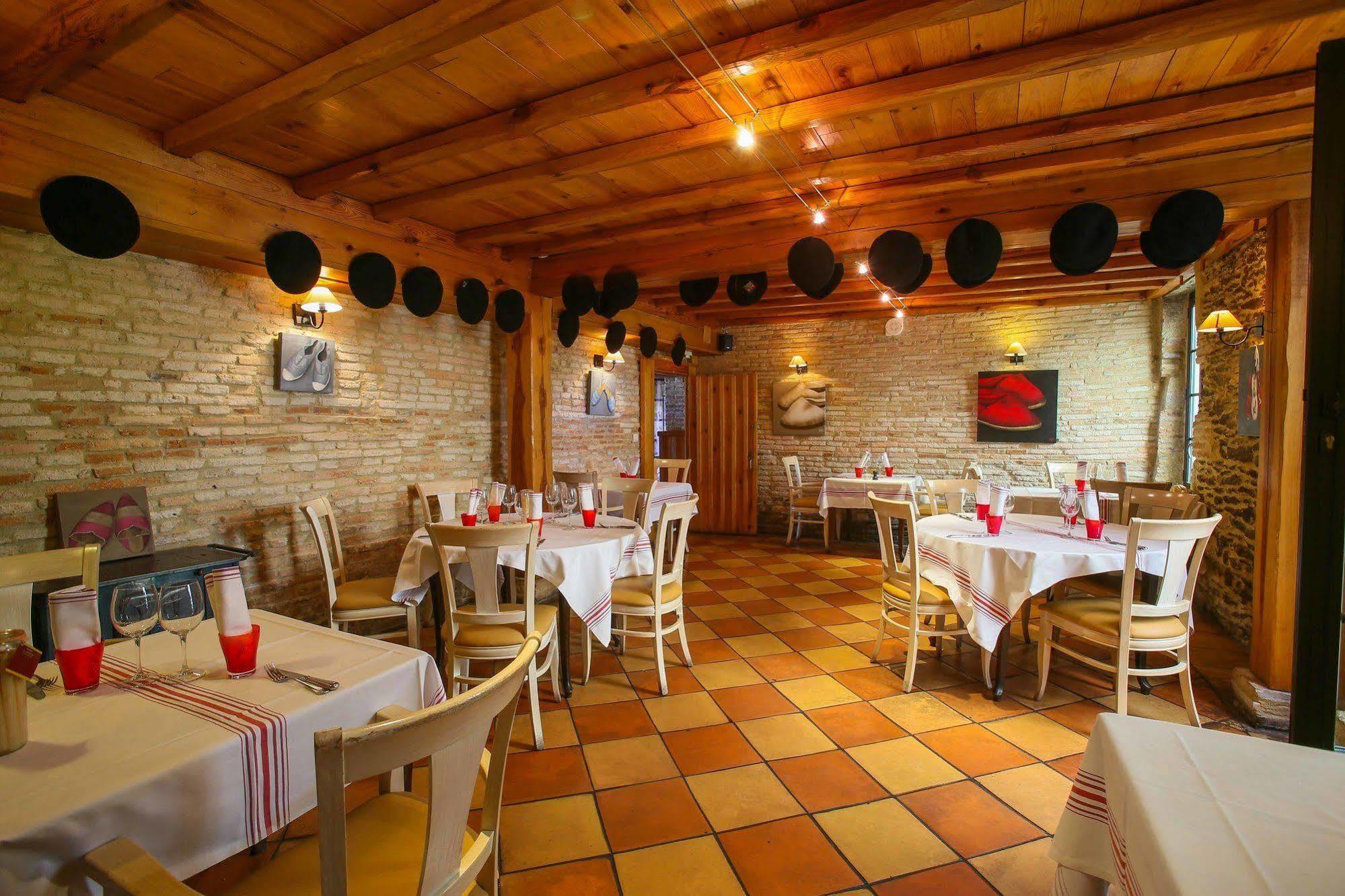 Hotel-Restaurant Le Resinier Le Barp Bagian luar foto